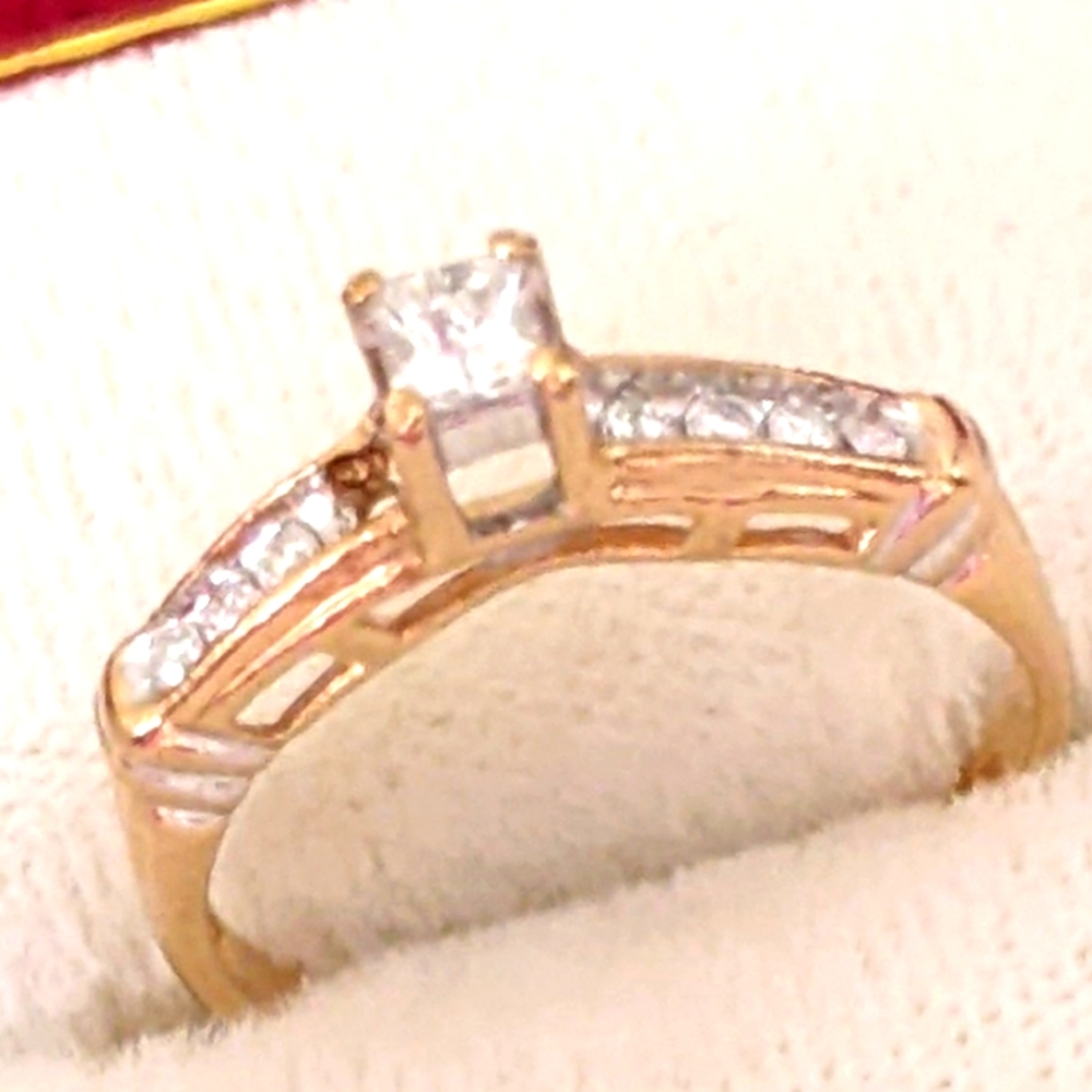10K 💛GOLD WITH DIAMONDS RING - Picture 6 of 10